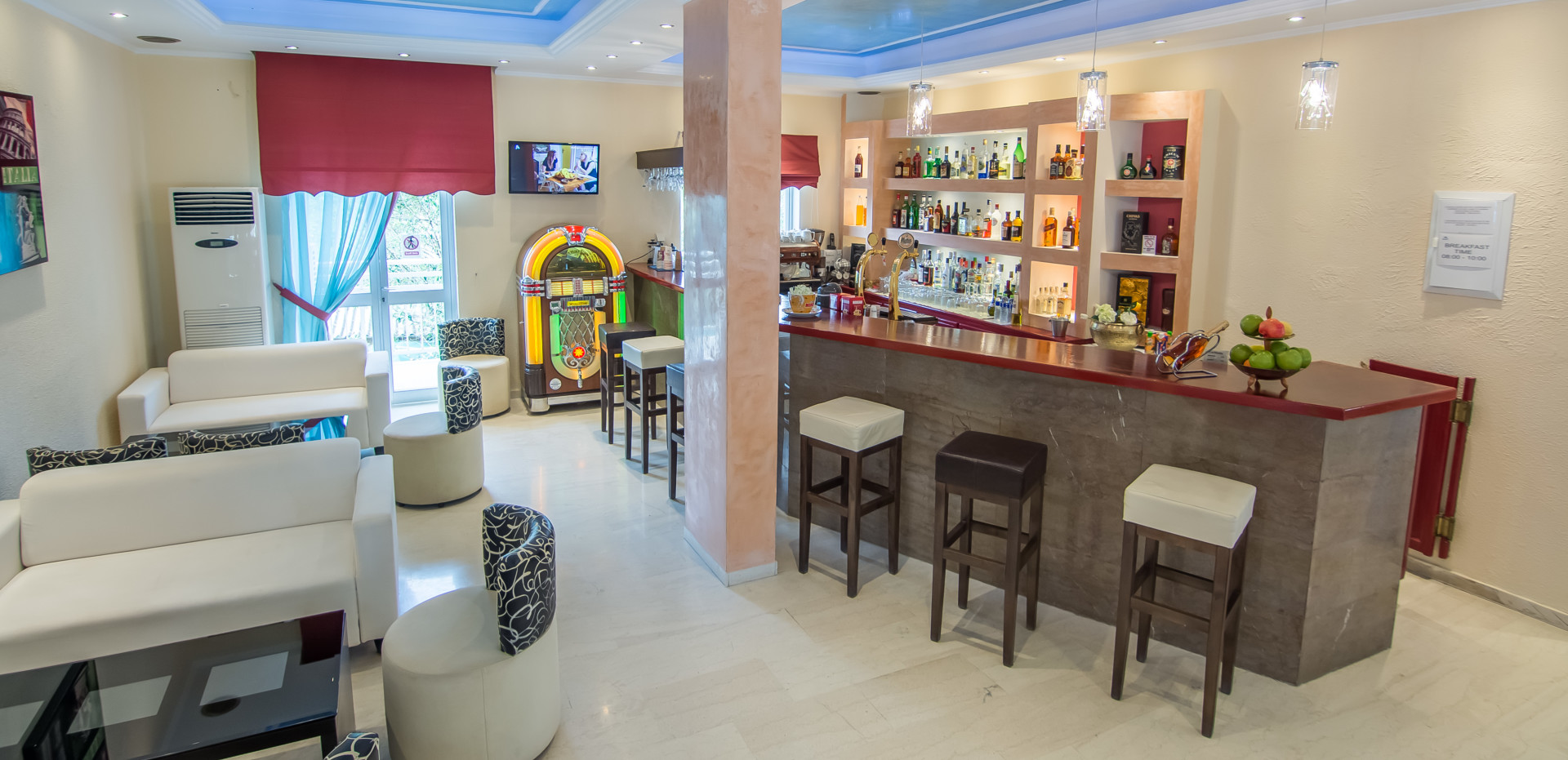 Hotel Primavera bar 1.jpg