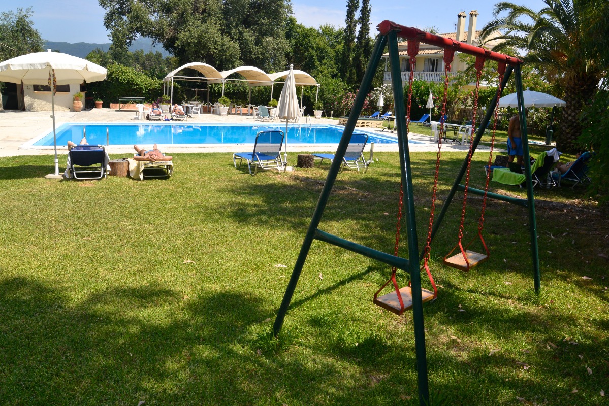 Hotel Primavera bazen i igraliste.jpg