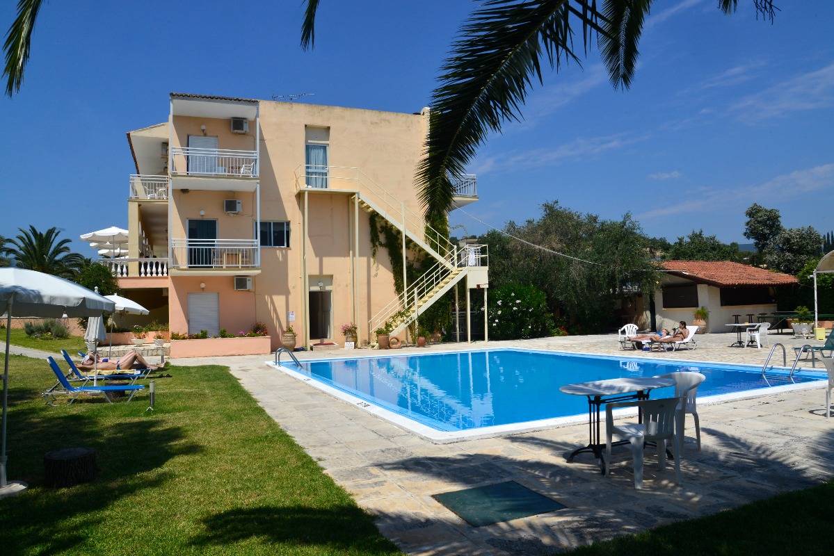 Hotel Primavera bazen i zgrada.jpg