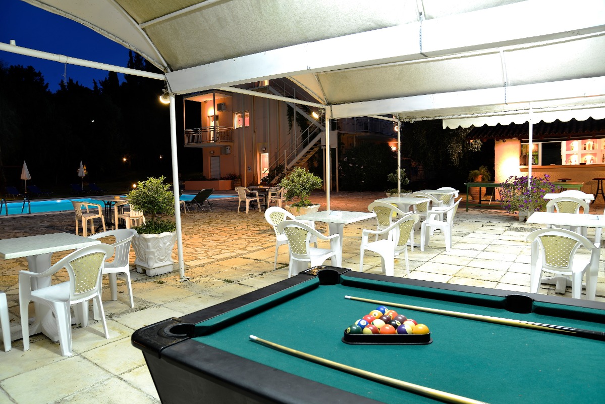 Hotel Primavera spoljni bar i bilijar.jpg