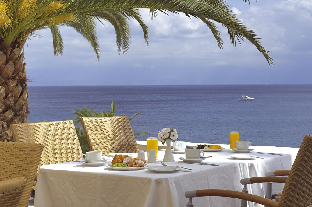 Hotel Primasol Louis Ionian Sun restoran napolju 1.jpg