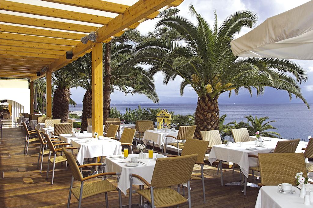 Hotel Primasol Louis Ionian Sun restoran napolju.jpg