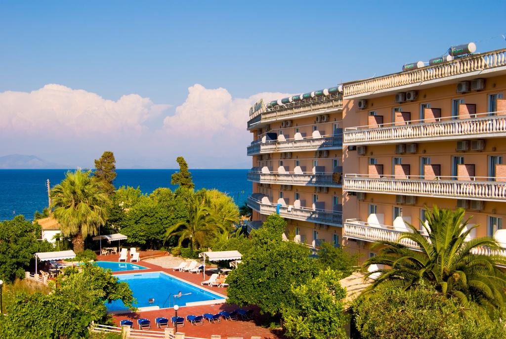 Hotel Potamaki Beach bazen i zgrada.jpg