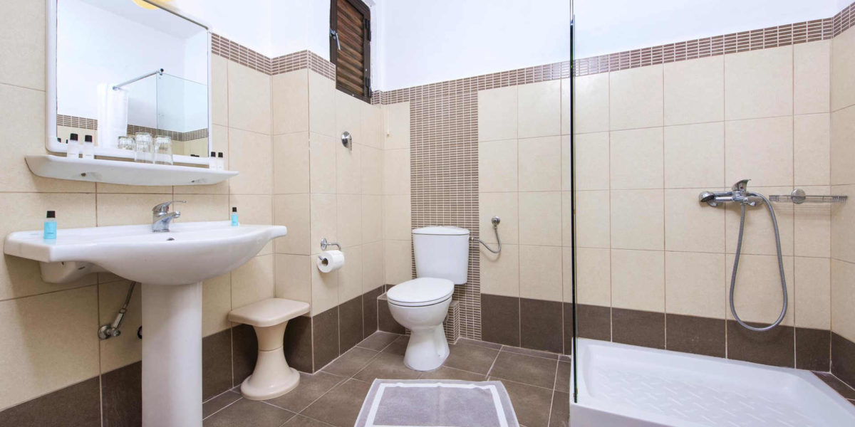 Hotel Potamaki Beach cetvorokrevetna soba kupatilo.jpg