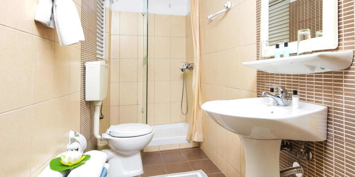 Hotel Potamaki Beach porodicna soba kupatilo.jpg
