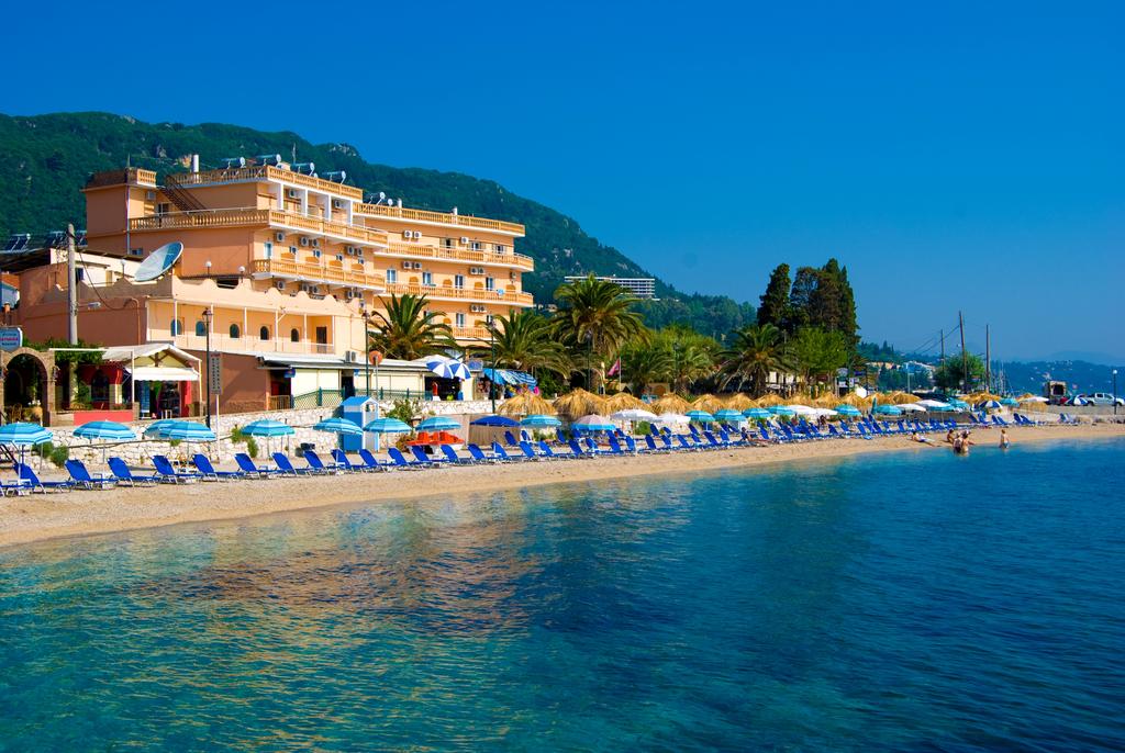 Hotel Potamaki Beach zgrada i more.jpg