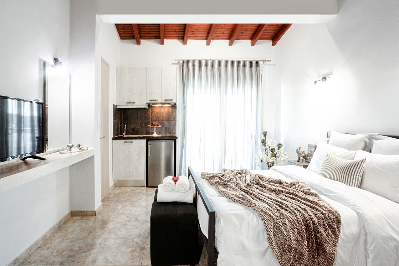 Poseidon Villas superior studio pogled grad.jpg