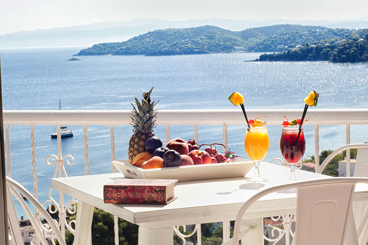 Poseidon Villas superior studio pogled more terasa.jpg