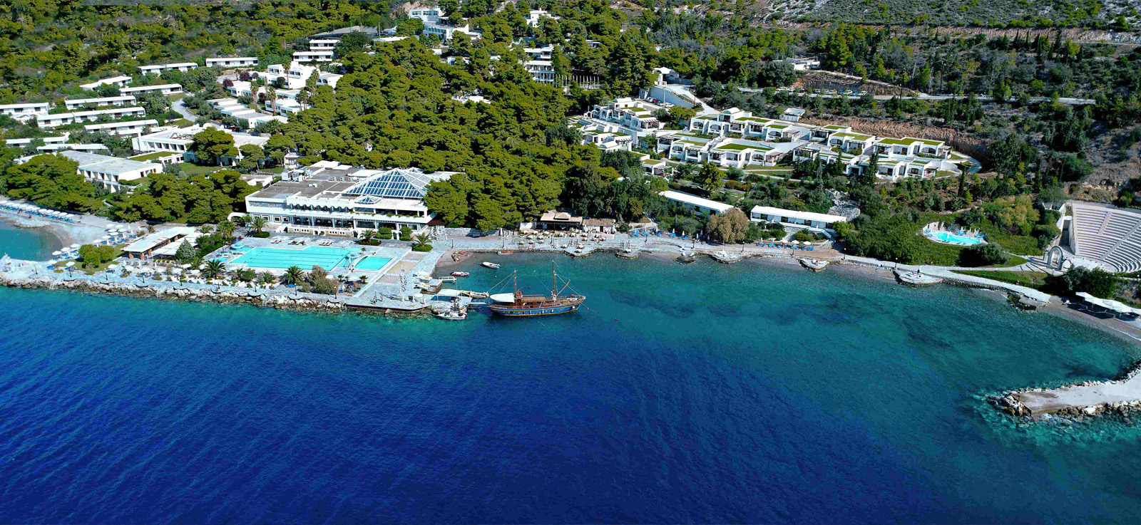 Poseidon Resort Loutraki pogled na obalu s mora.jpg