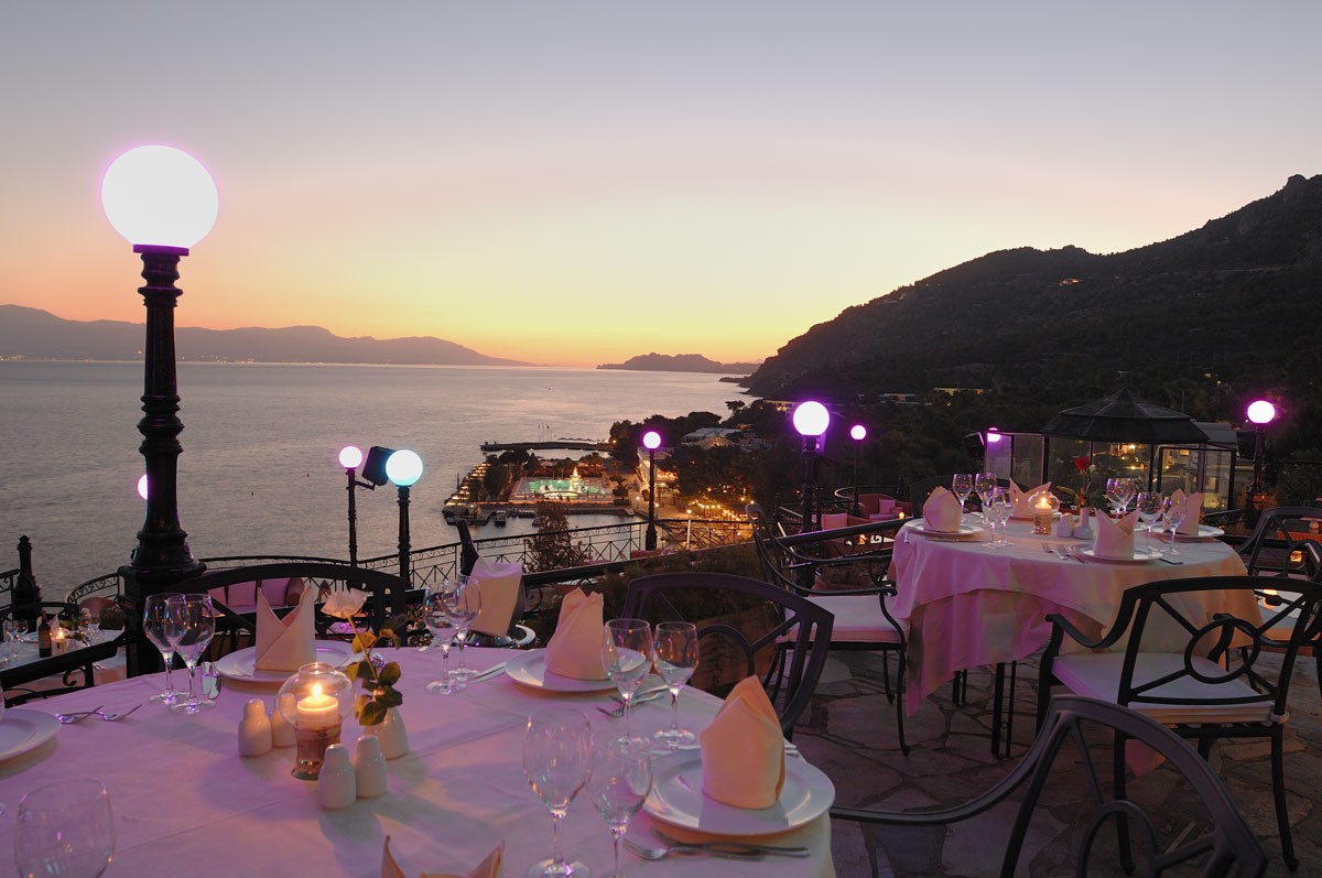 Poseidon Resort Loutraki spoljasnji restoran.jpg