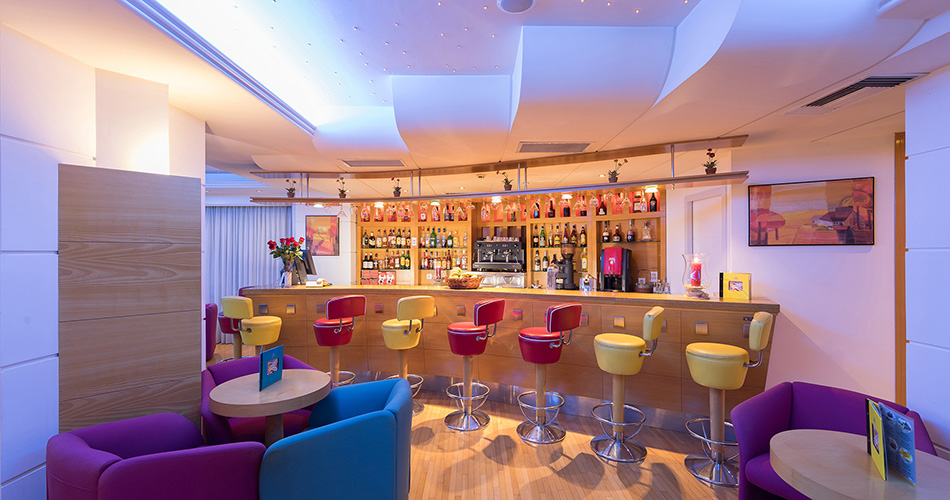 Hotel Poseidon Palace bar.jpg