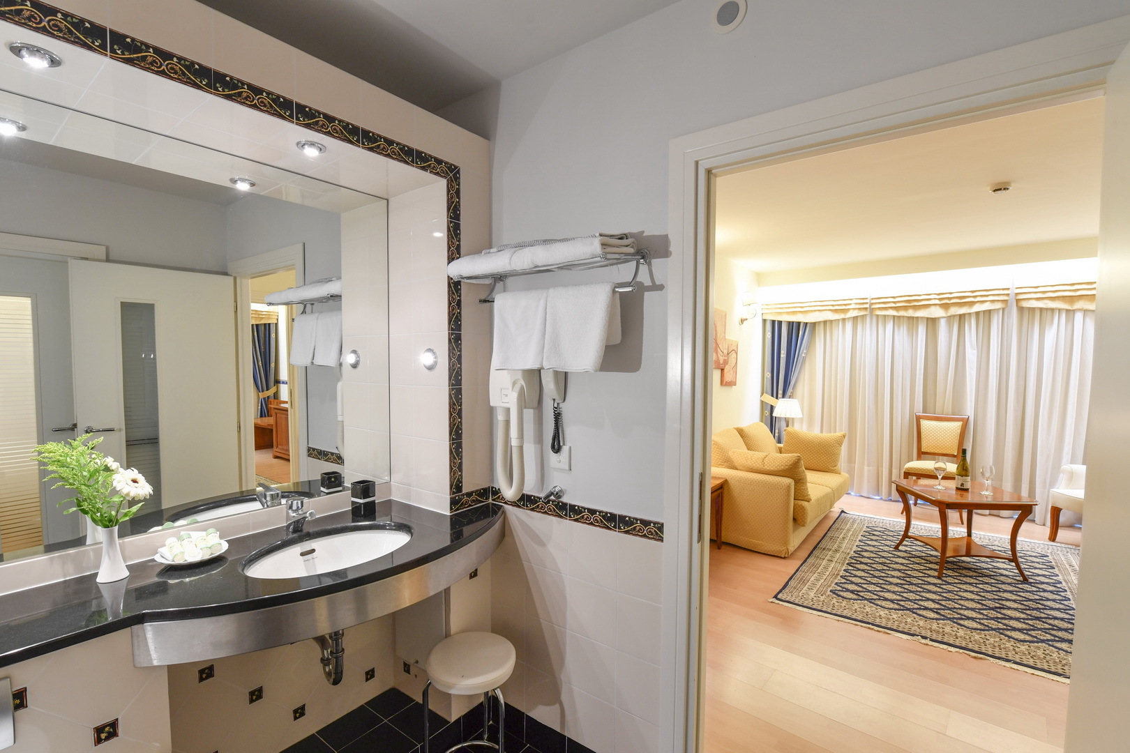Hotel Poseidon Palace executive suite kupatilo.jpg