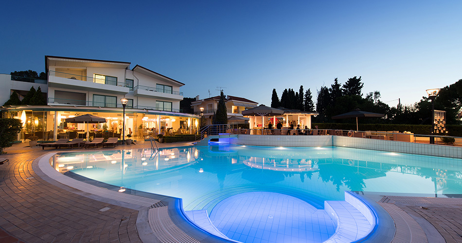 Hotel Poseidon Palace zgrada i bazen 1.jpg