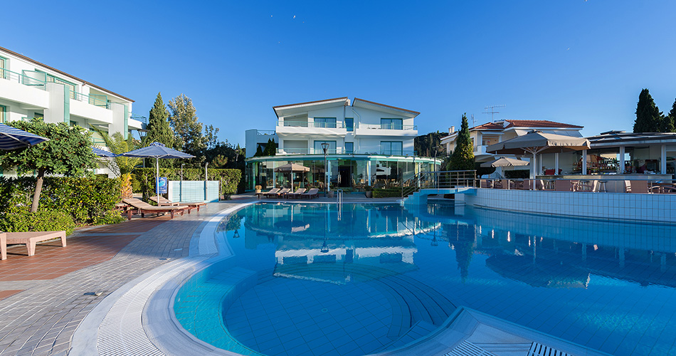 Hotel Poseidon Palace zgrada i bazen.jpg