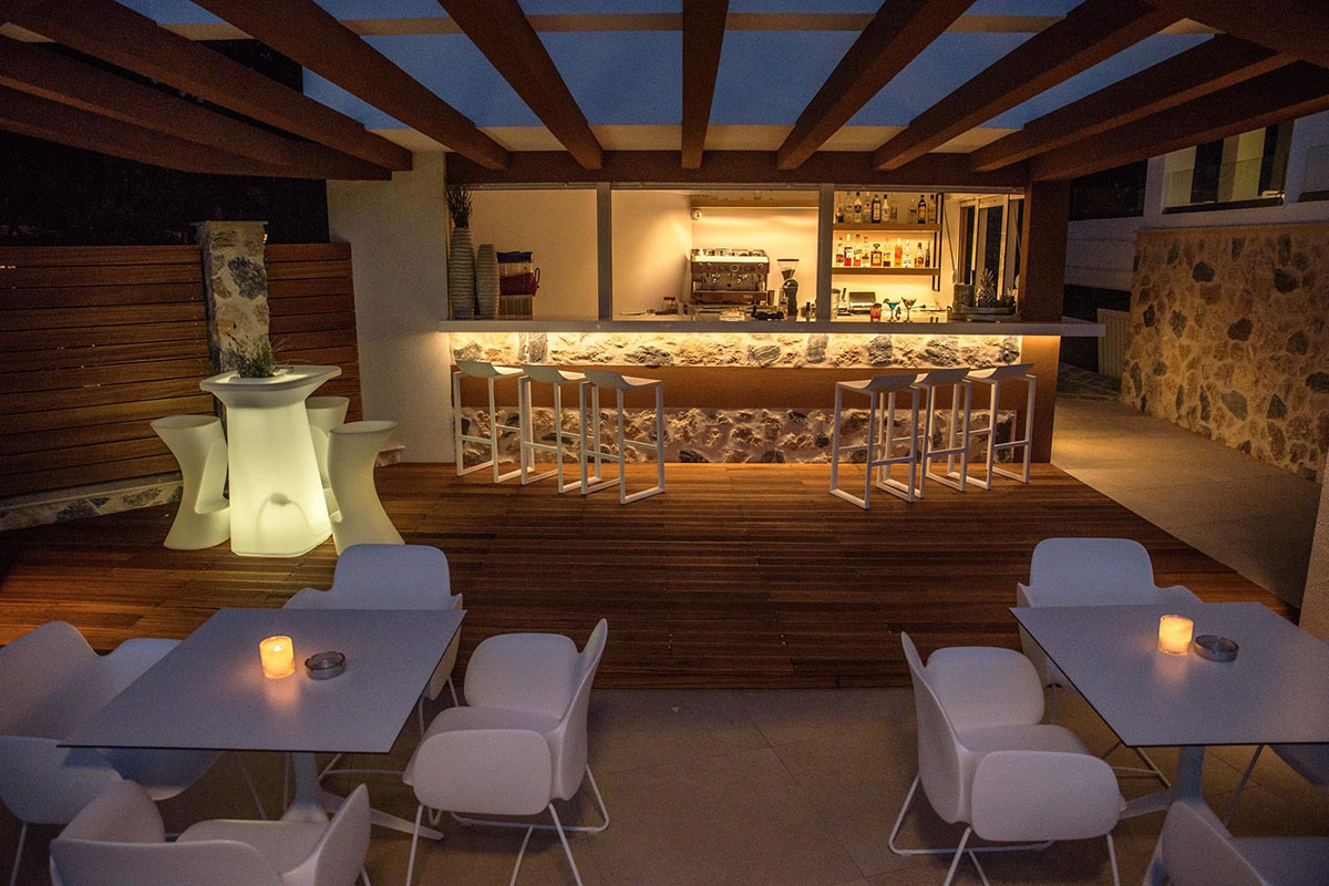 Poseidon hotel bar nocu.jpg