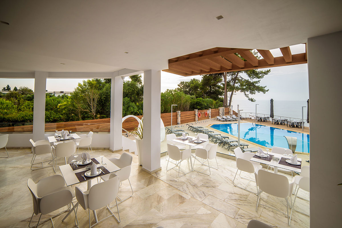 Poseidon hotel restoran i bazen.jpg