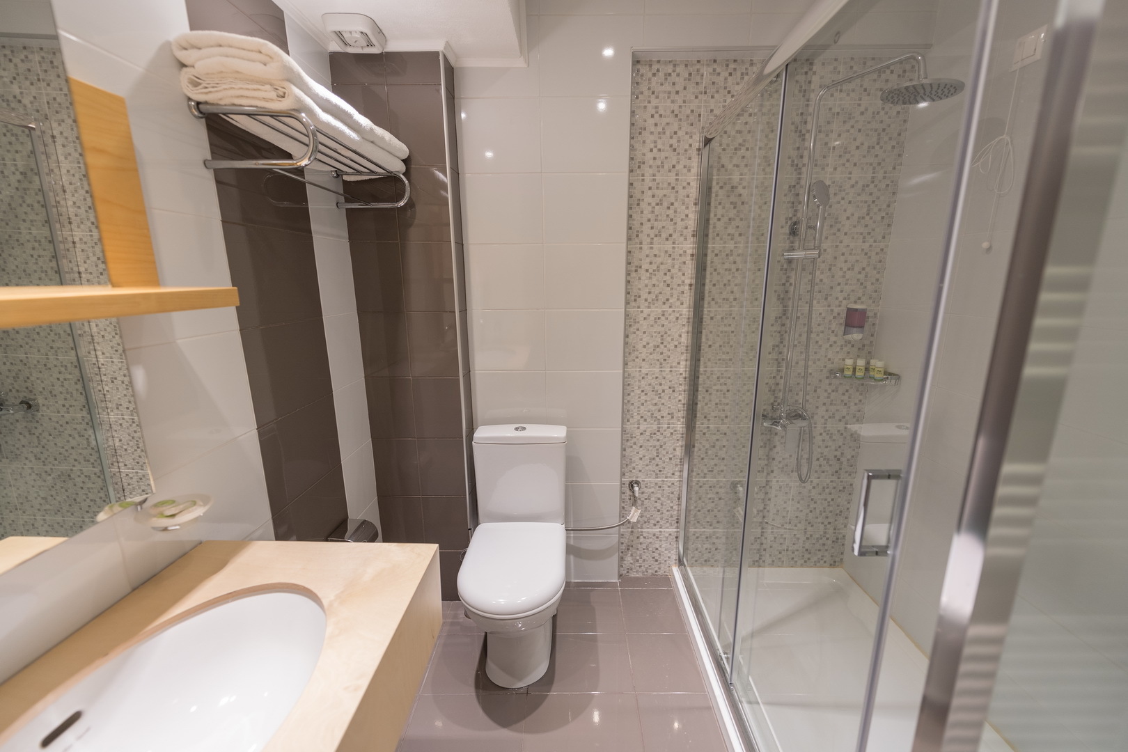 poseidon hotel porodicna soba kupatilo.jpg