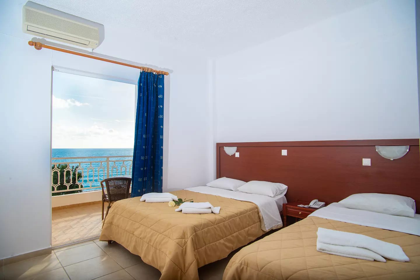Poseidon Beach Hotel-Trokrevetna soba pogled more.jpg