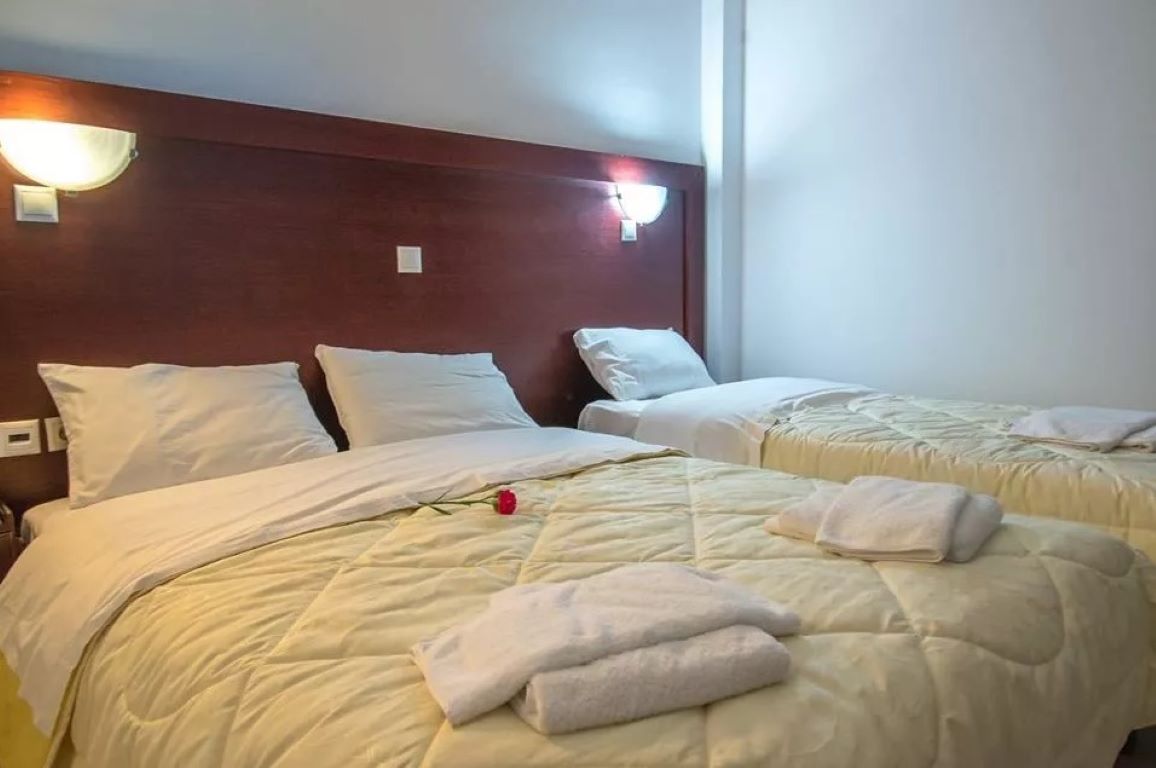 Poseidon Beach Hotel-Trokrevetna soba pogled planina.jpg