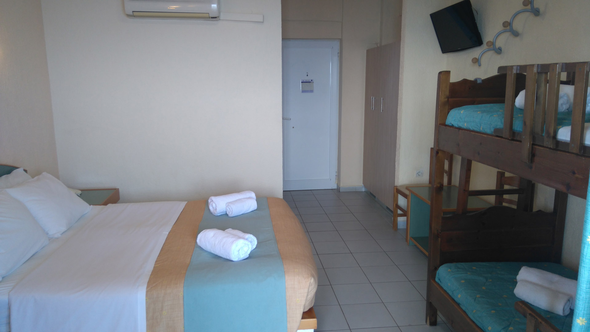 Hotel Porto Skala-Standardna soba sa krevetima na sprat.jpg
