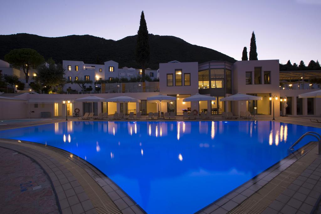 Hotel Porto Galini bazen i zgrada.jpg