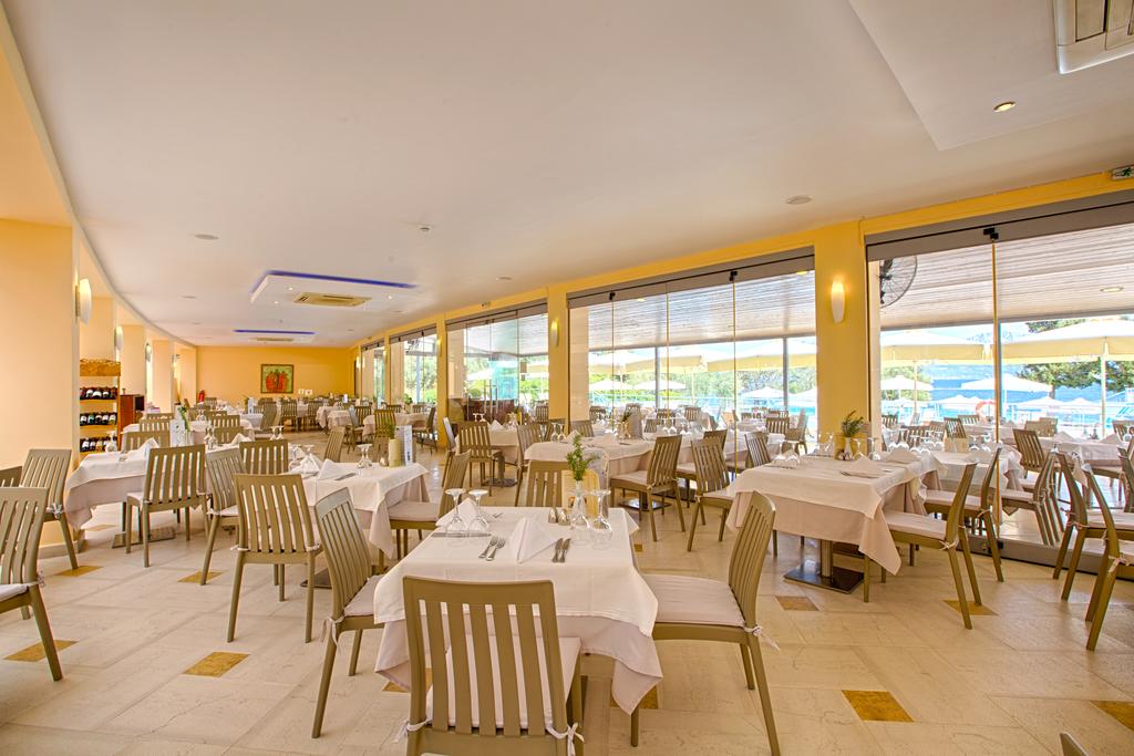 Hotel Porto Galini restoran 1.jpg