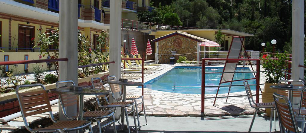 Hotel Politia bar i bazen.jpg