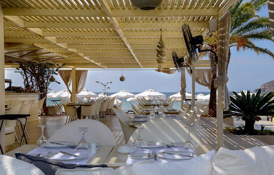 Hotel Plaza Resort spoljasnji restoran.jpg