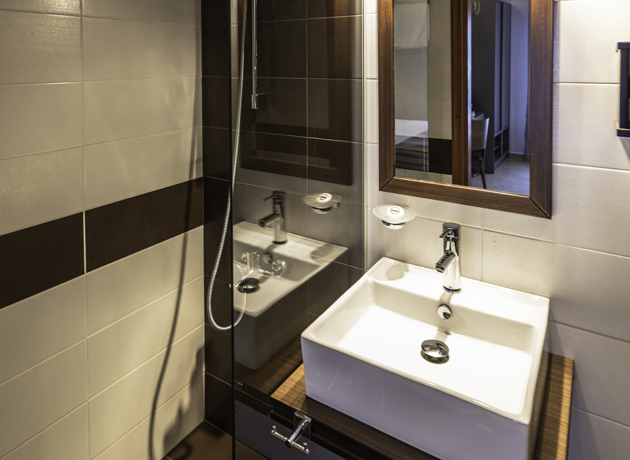 Hotel Aliston bathroom.jpg