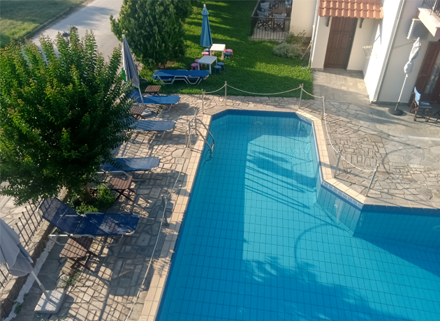 Hotel Aliston swimming pool.jpg