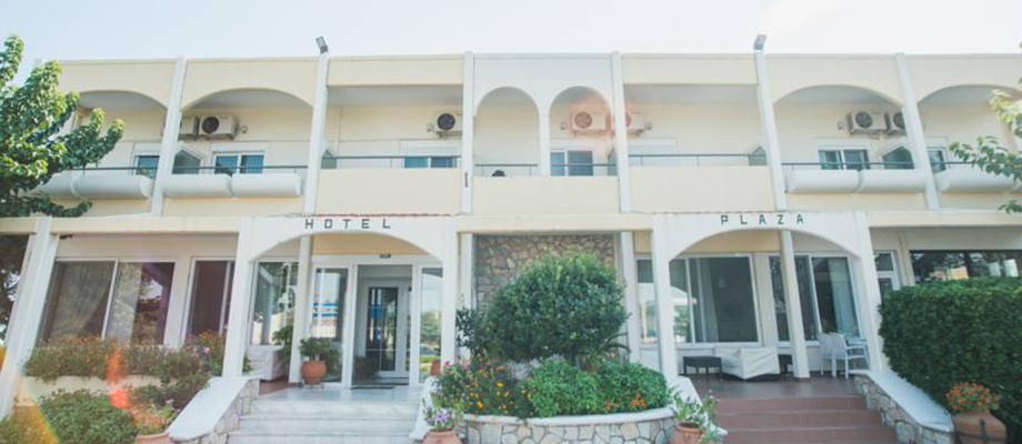 Hotel Plaza zgrada sa imenom hotela.jpg