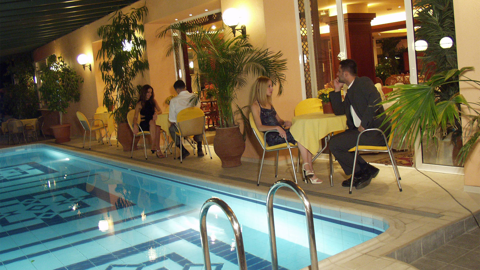 Hotel Platon Beach-Bazen.jpg