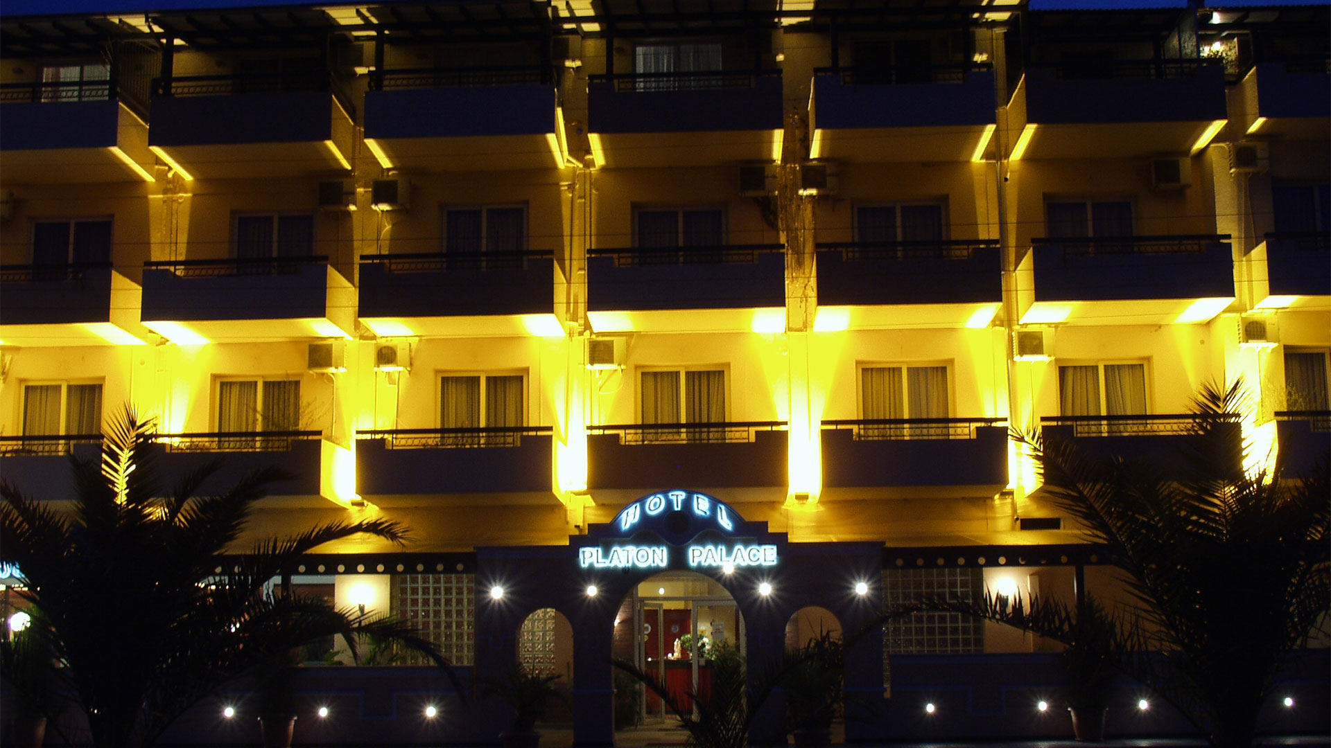 Platon Beach-Ulaz u hotel.jpg
