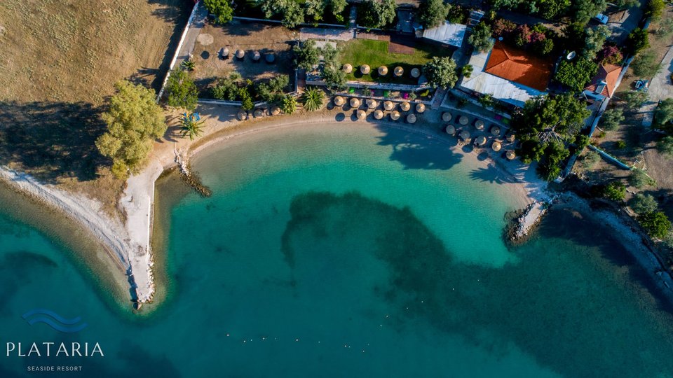 Plataria Sea Side Resort - Hotel i plaža iz vazduha.jpg