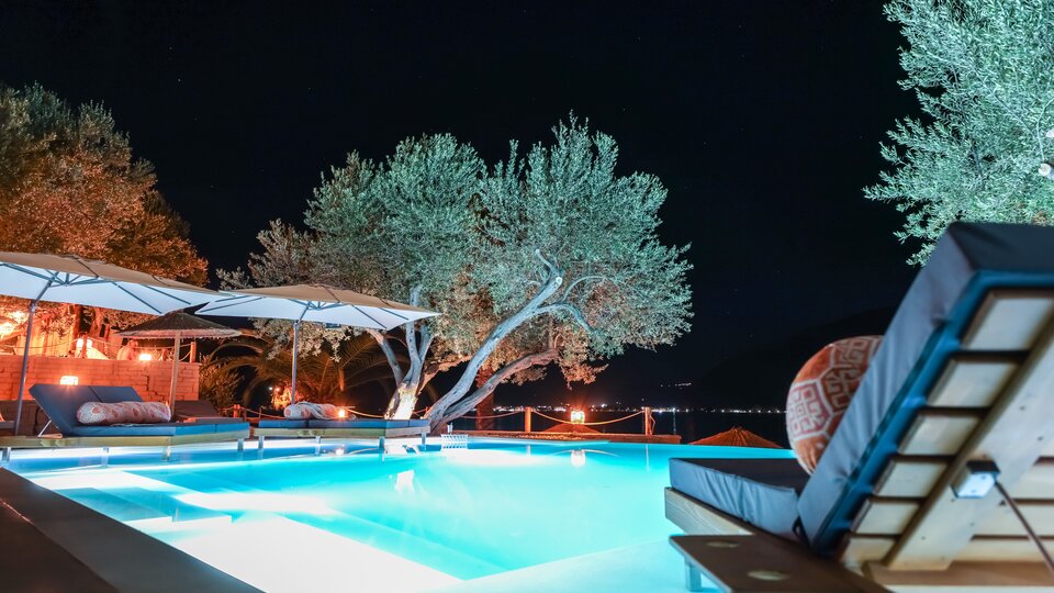 Plataria Sea Side Resort - bazen noću.jpg