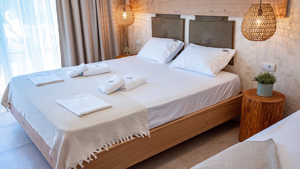 Plataria Sea Side Resort - francuski ležaj hotela.jpg
