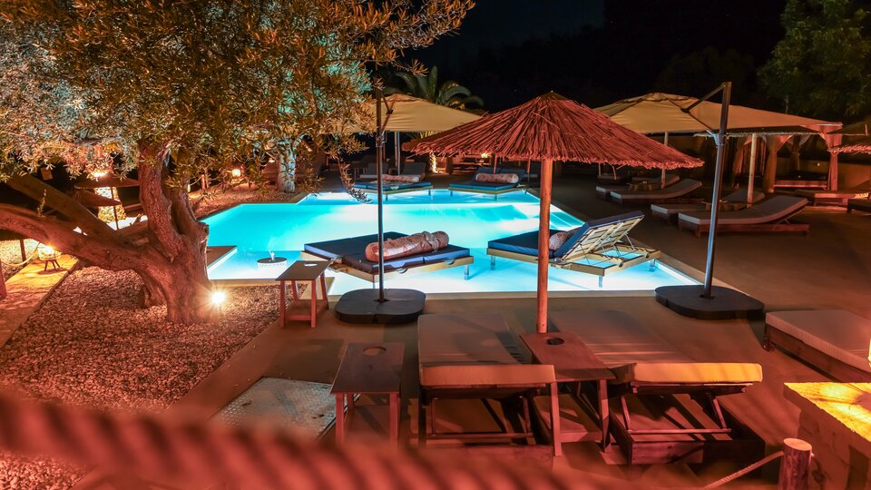 Plataria Sea Side Resort - ležaljke i suncobrani pored bazena.jpg