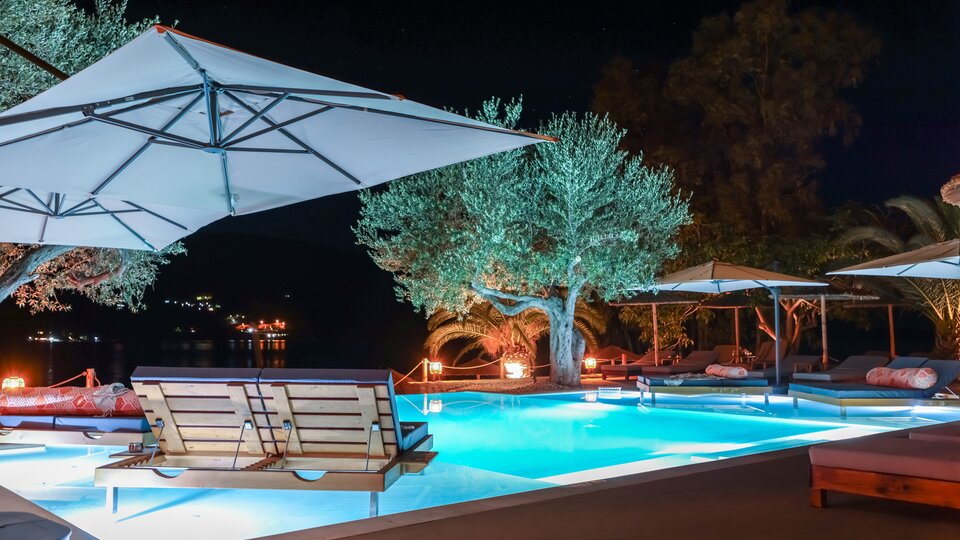 Plataria Sea Side Resort - ležaljke pored bazena.jpg