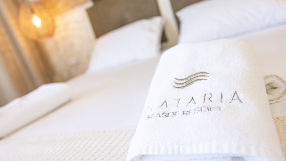 Plataria Sea Side Resort - logo hotela na peškiru.jpg
