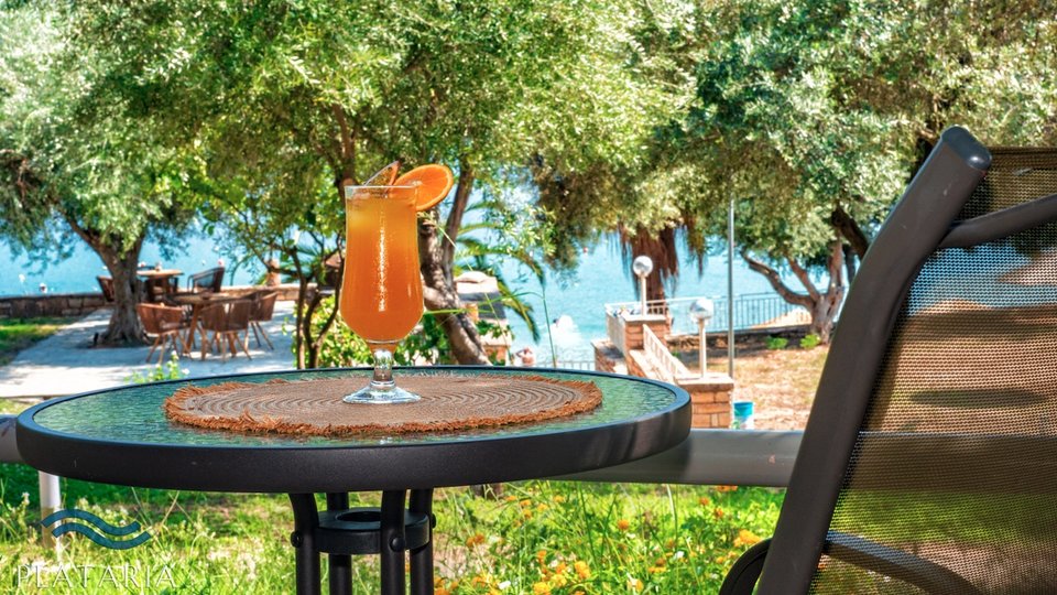 Plataria Sea Side Resort - osvežavajuće piće u bašti hotela.jpg