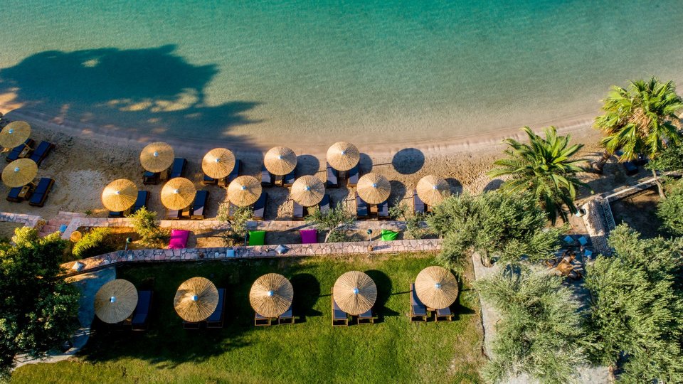 Plataria Sea Side Resort - plaža iz ptičje perspektive iz drugog ugla.jpg