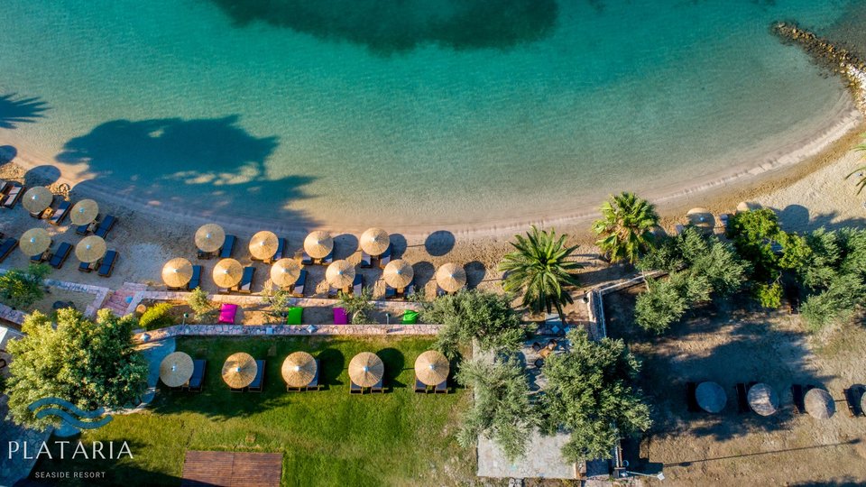 Plataria Sea Side Resort - plaža iz ptičje perspektive.jpg
