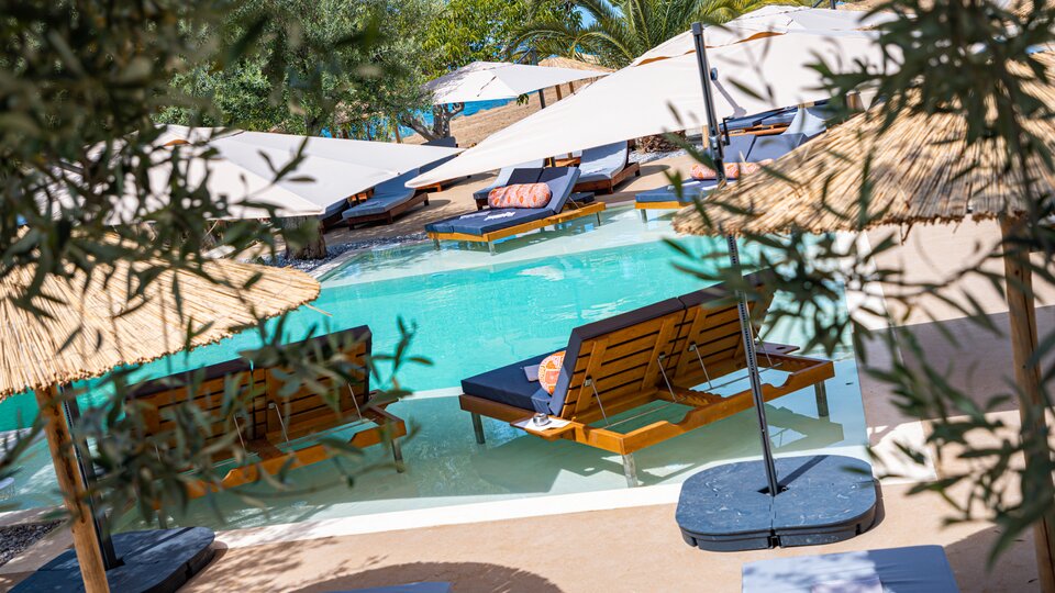 Plataria Sea Side Resort - pogled ka bazenu.jpg