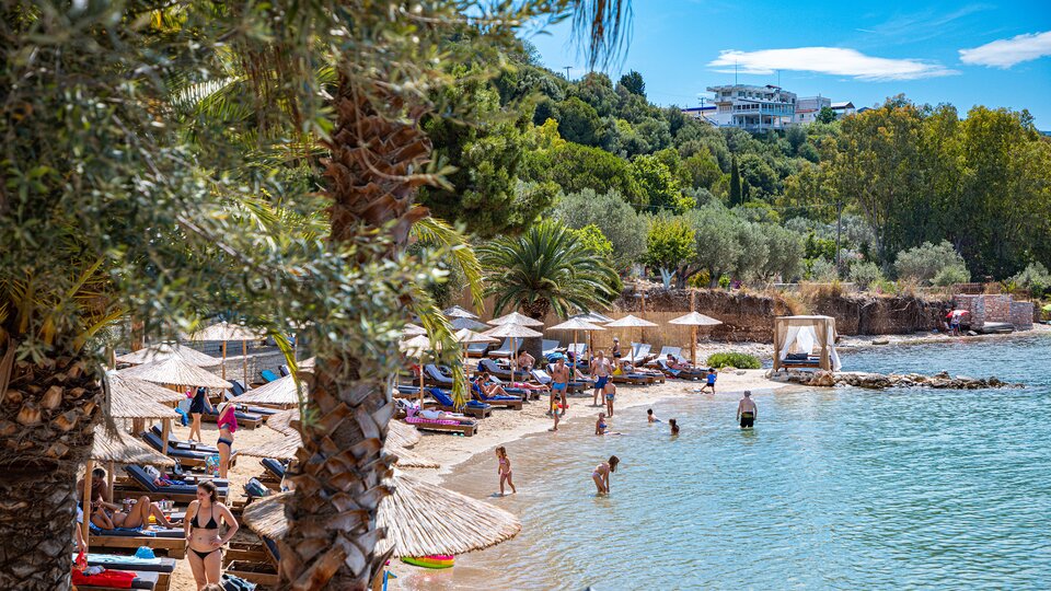 Plataria Sea Side Resort - pogled ka kupačima na plaži.jpg