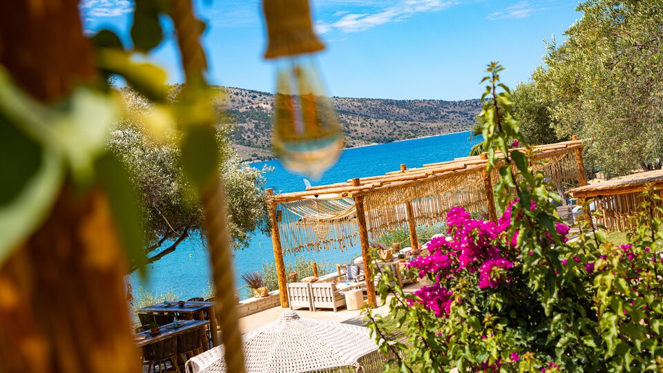 Plataria Sea Side Resort - pogled ka moru iz bašte hotela.jpg