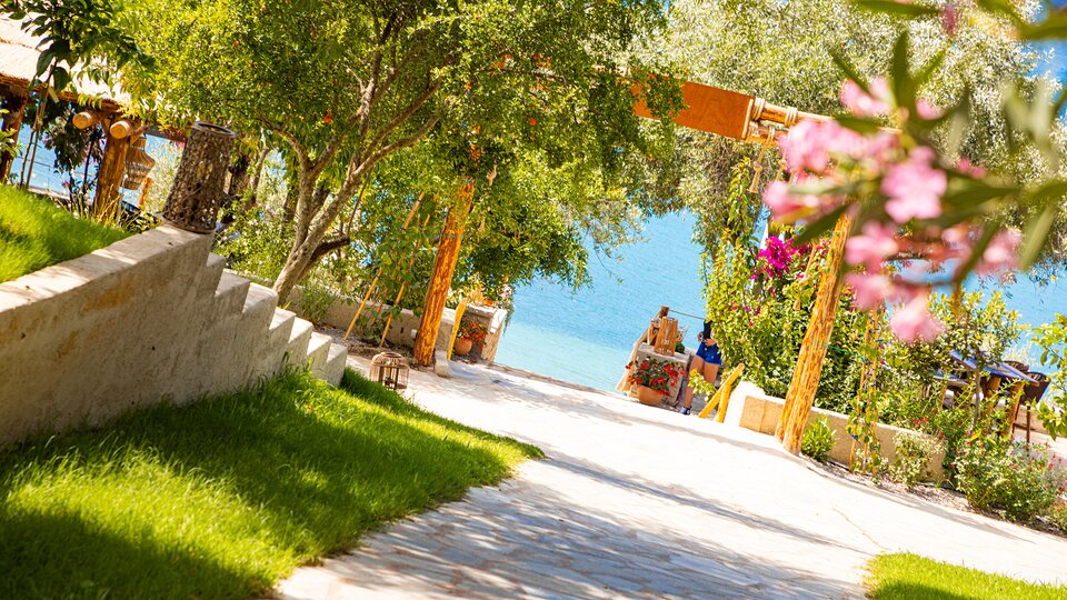 Plataria Sea Side Resort - pogled ka moru iz hotelske bašte.jpg