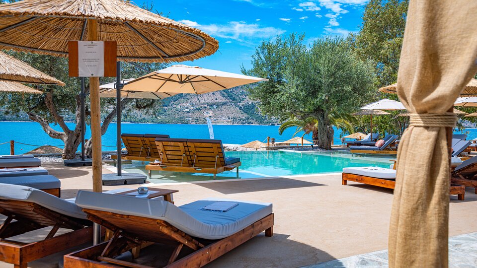 Plataria Sea Side Resort - pogled na bazen i plažu.jpg