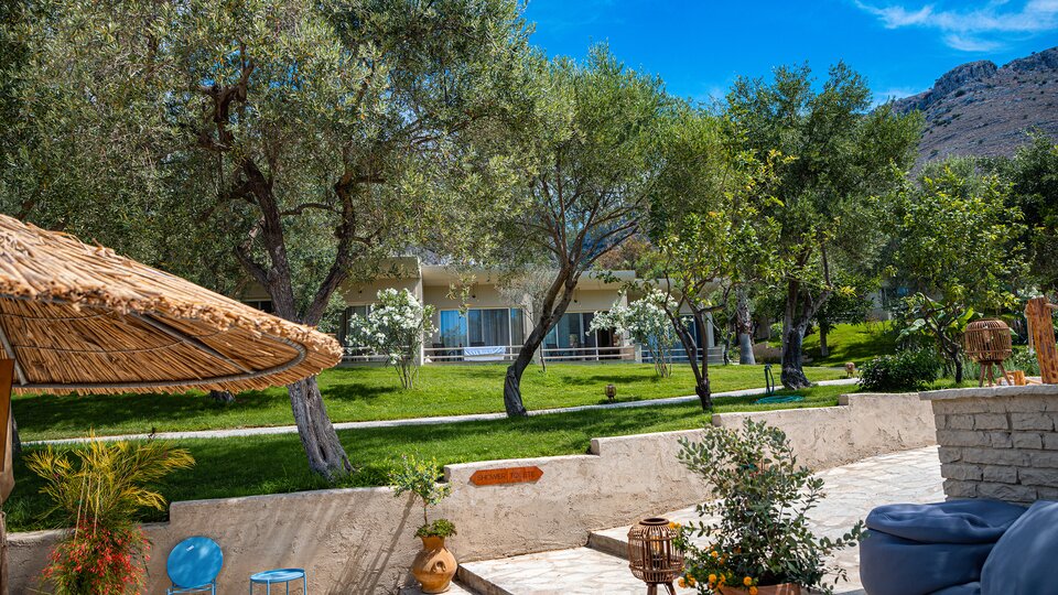 Plataria Sea Side Resort - pogled na baštu hotela.jpg