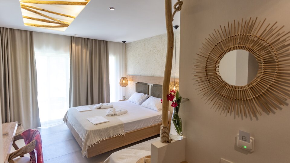 Plataria Sea Side Resort - pogled na francuski ležaj.jpg