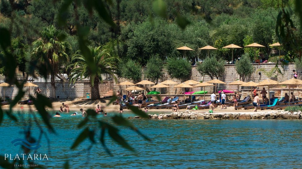 Plataria Sea Side Resort - pogled na ležaljke i suncobrane na plaži.jpg